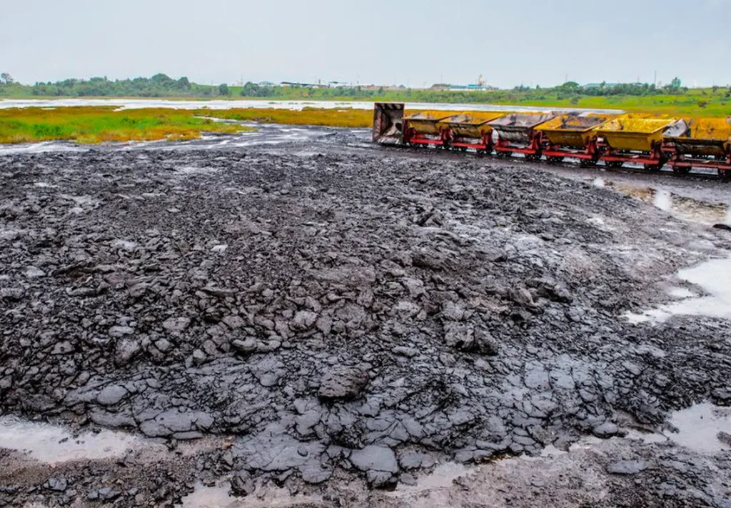 mixing natural and refinery bitumen